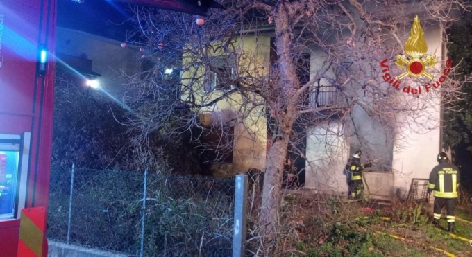 Intossicato dal fumo dopo un incendio scoppiato in casa