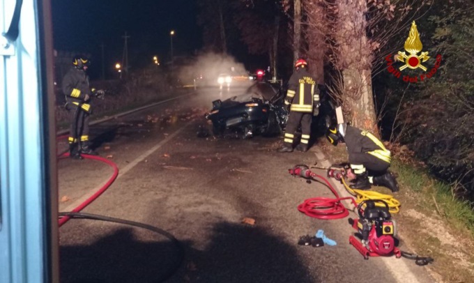 Si schianta in auto contro un platano, morto un 29enne
