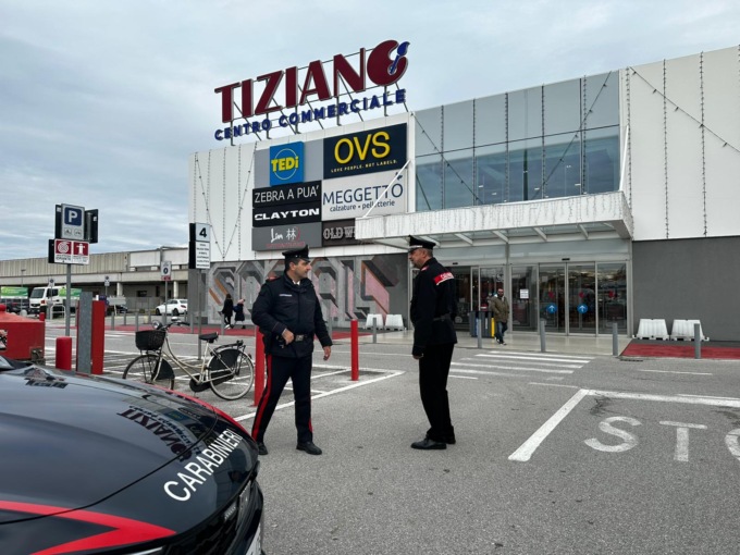 Il mitomane colpisce ancora: “C’è una bomba nella Conad”. Evacuato il Centro Commerciale Tiziano, ma è un falso allarme