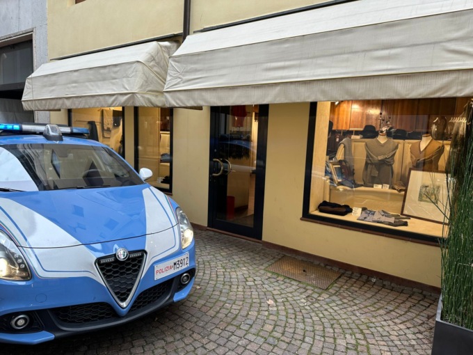 Si fingono clienti ed entrano in un negozio, poi aggrediscono e rapinano la titolare