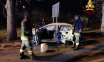 Auto esce di strada e si schianta contro un albero, feriti due giovani