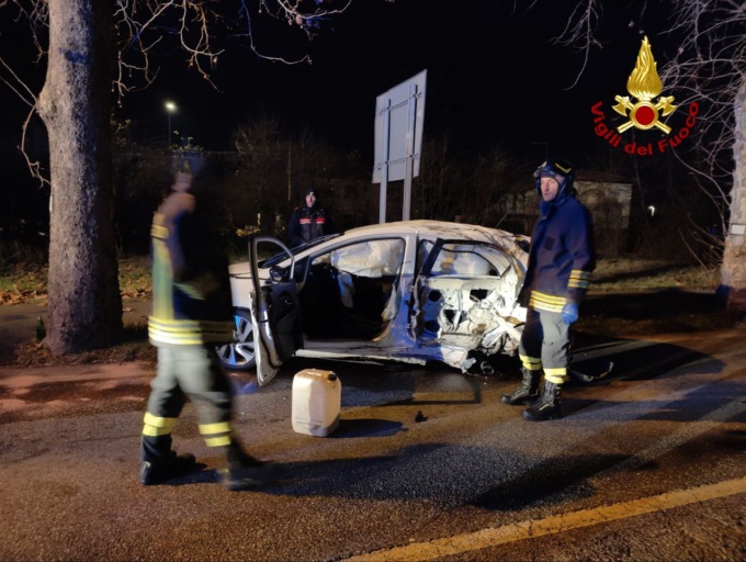 Auto esce di strada e si schianta contro un albero, feriti due giovani