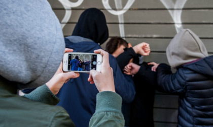 Bullo 14enne minacciava e picchiava un compagno di scuola, le aggressioni riprese con il cellulare