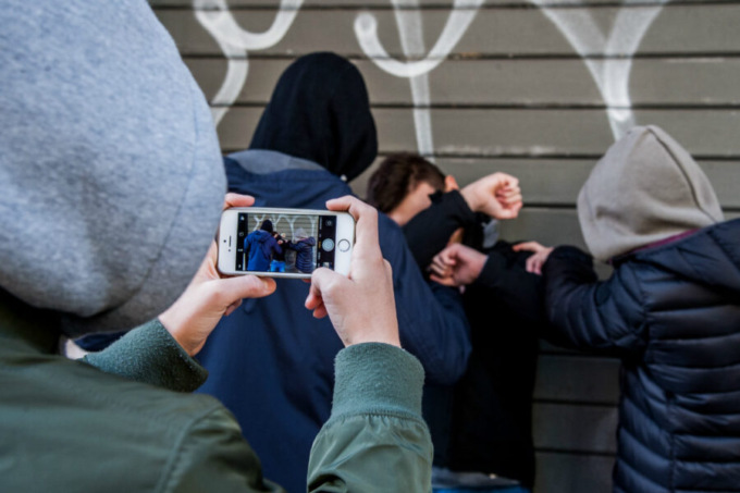 Bullo 14enne minacciava e picchiava un compagno di scuola, le aggressioni riprese con il cellulare