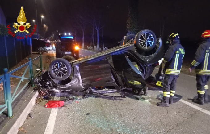 Scontro tra due auto a Villorba, una si ribalta: un ferito
