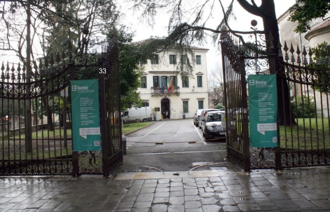 14enne spruzza spray al peperoncino in classe, due studenti finiscono in ospedale