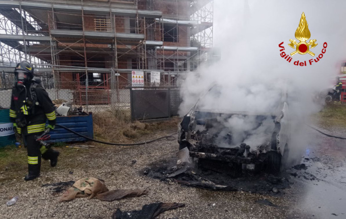 Porta il furgone in officina per un’anomalia, ma il mezzo prende fuoco