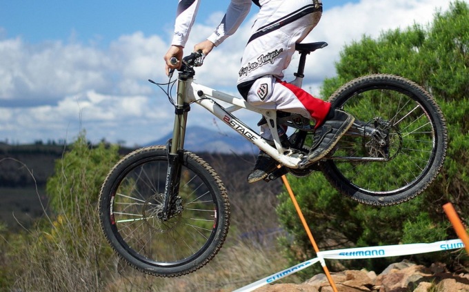 Si schianta dopo un salto acrobatico in mountain-bike, Ivan Luccon morto all’età di 50 anni