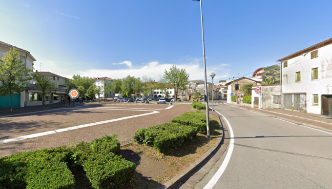 Non può più avvicinarsi alla moglie, ma con una scusa entra in casa sua e si rifiuta di andarsene