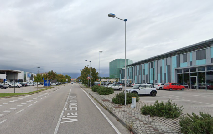 Rimuove l’antitaccheggio con un cacciavite e ruba un paio di pantaloni da 140 euro