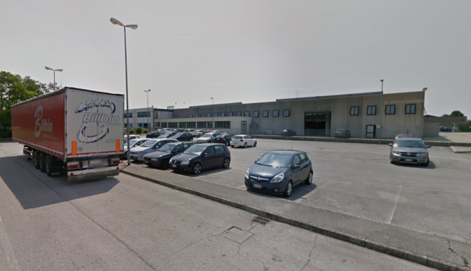 Ladri in azione alla Bilibio Autotrasporti, beccati a tagliare i teloni dei camion per rubarne la merce