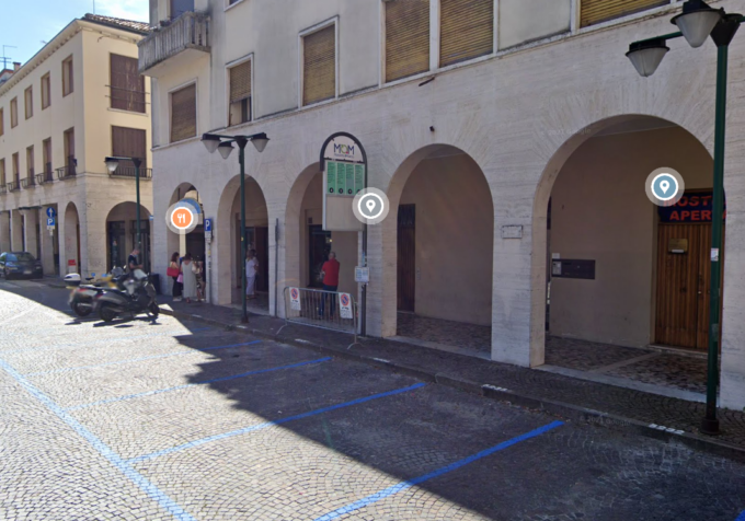17enne aggredito e rapinato da tre minorenni alla fermata del bus