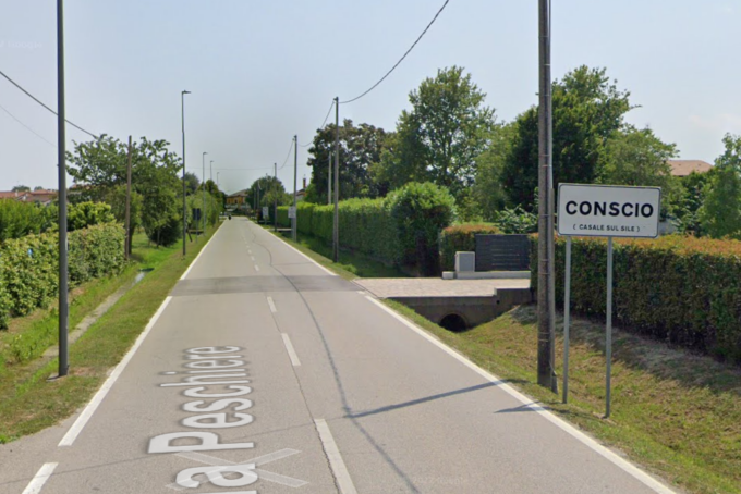 Frontale tra una Golf e una Fiat 500 XL a Conscio, gravi i due conducenti