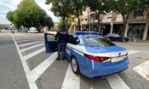 Ubriaco e senza patente alla guida, scatena il panico e sperona le auto in sosta