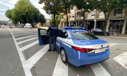 Ubriaco e senza patente alla guida, scatena il panico e sperona le auto in sosta