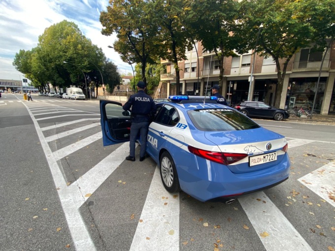 Ubriaco e senza patente alla guida, scatena il panico e sperona le auto in sosta