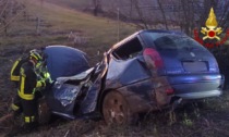 Perde il controllo della Peugeot e si schianta fuori strada, automobilista ferito