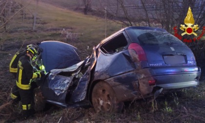 Perde il controllo della Peugeot e si schianta fuori strada, automobilista ferito