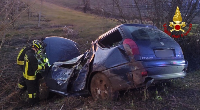 Perde il controllo della Peugeot e si schianta fuori strada, automobilista ferito