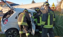 Auto finisce fuori strada e si schianta contro il guardrail, ferite due persone disabili