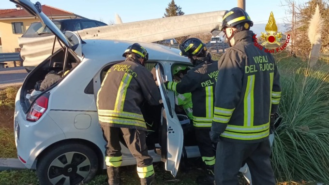 Auto finisce fuori strada e si schianta contro il guardrail, ferite due persone disabili
