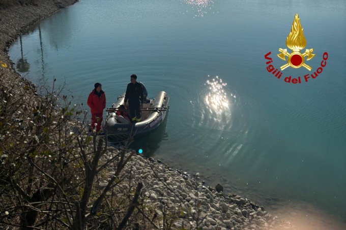 Auto sprofonda nel Lago Le Bandie, proseguono le ricerche