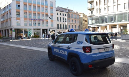 51enne ubriaco minaccia un minorenne con una bottiglia rotta e danneggia alcune bici in centro a Treviso