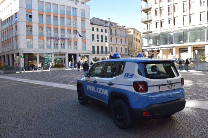 51enne ubriaco minaccia un minorenne con una bottiglia rotta e danneggia alcune bici in centro a Treviso