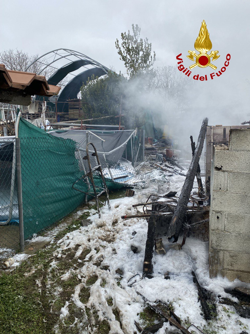 Incendio in un ricovero di mezzi agricoli ad Arcade, le immagini