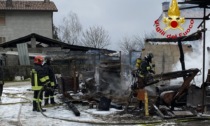 Incendio in un ricovero di mezzi agricoli ad Arcade, le immagini