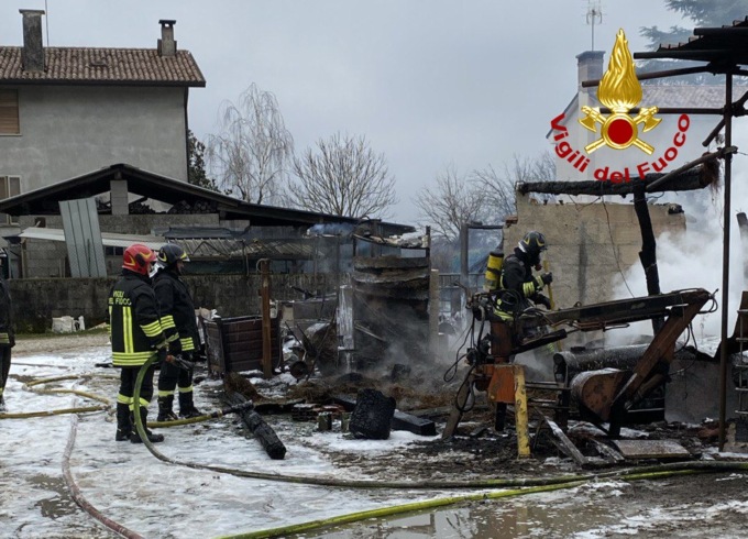 Incendio in un ricovero di mezzi agricoli ad Arcade, le immagini