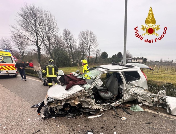 Scontro fra tre auto a Salgareda, un ferito