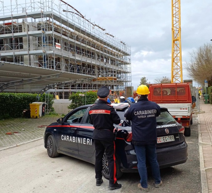 Nero e irregolarità a raffica: lavoratori cinesi trattati come schiavi