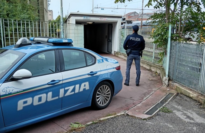 Picchiato e rapinato dal branco nel sottopasso di via Venier, identificato anche l’ultimo aggressore