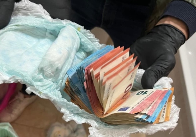 Spacciatore nasconde migliaia di euro nei pannolini della nipotina e la droga nelle sorprese degli ovetti