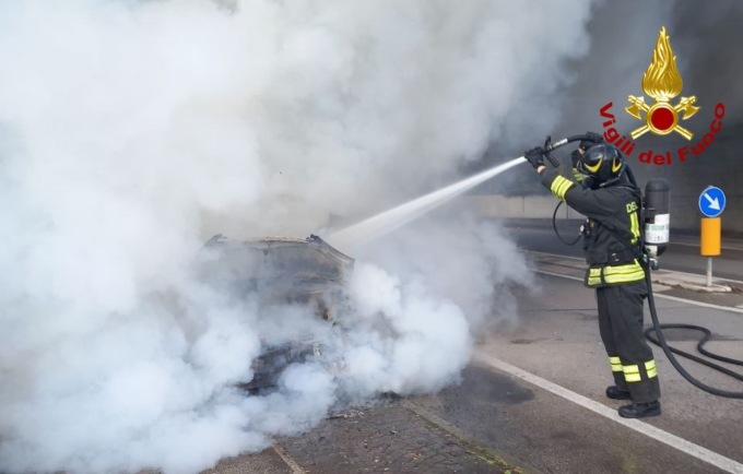 Mercedes a fuoco in un sottopassaggio: danneggiata cabina elettrica, il fumo invade la tangenziale sovrastante