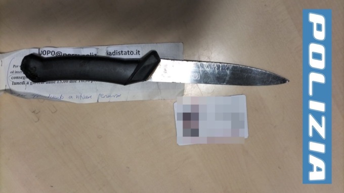 Gira per il centro di Treviso con un coltello, 22enne bloccato dalla Polizia