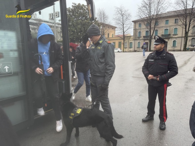Controlli antidroga a Vittorio Veneto, sequestrati 6 grammi di hashish grazie ai cani “Gerzy” ed “Escor”