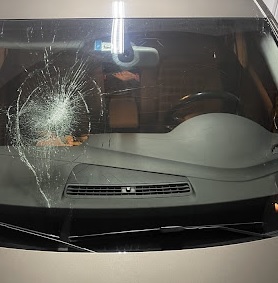 Sasso su un’auto in corsa, paura per un papà con due figlie piccole: i genitori del ragazzo chiamano per scusarsi