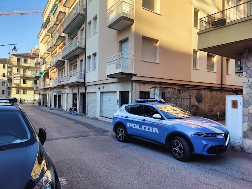 Giovani ladre scardinano i portoni d’ingresso di condomini con cacciaviti per rubare negli appartamenti