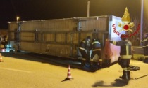 Camion perde il carico sulla rotatoria, cassone pieno di mobili si rovescia in strada