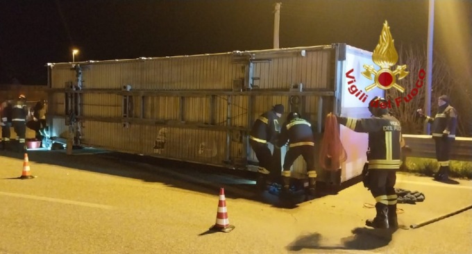 Camion perde il carico sulla rotatoria, cassone pieno di mobili si rovescia in strada