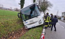 Nel fosso il bus degli studenti, correva troppo: in 50 si salvano rompendo i vetri