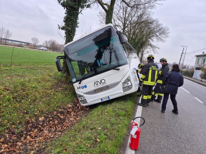 Nel fosso il bus degli studenti, correva troppo: in 50 si salvano rompendo i vetri