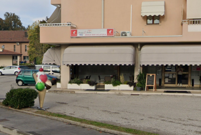 Sparatoria in un bar gelateria di Chiarano: ferito alla schiena un 29enne, caccia all’aggressore