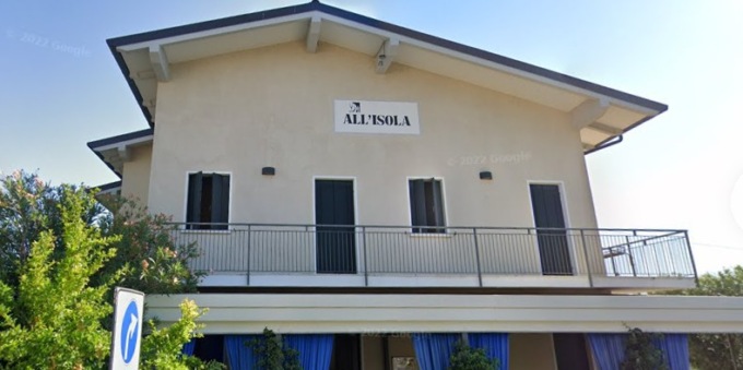 Sorpresi dalla Polizia mentre cercano di scassinare l’ingresso della trattoria All’Isola