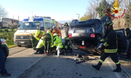 Perde il controllo dell'auto e si ribalta, ferito il conducente