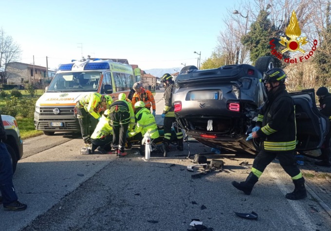 Perde il controllo dell’auto e si ribalta, ferito il conducente