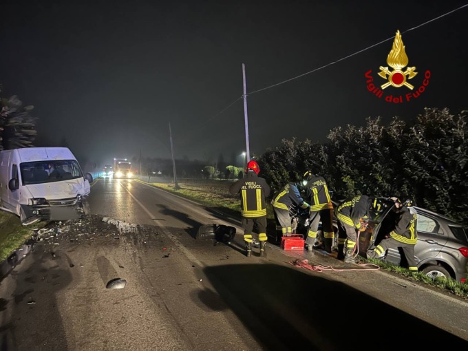 Scontro tra due auto e un furgone a Morgano, due feriti