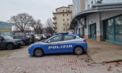 Nel corso dei controlli, un pitbull abbaiando attira l'attenzione dei poliziotti e salva la padrona svenuta